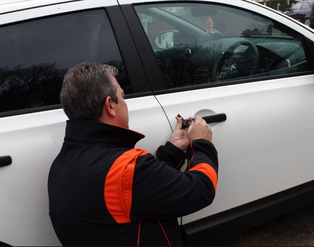 Срочное открытие дверей автомобиля в Великих Луках