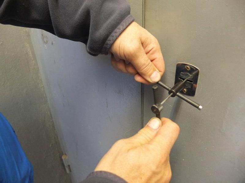 Срочное открытие замков гаража в Великих Луках