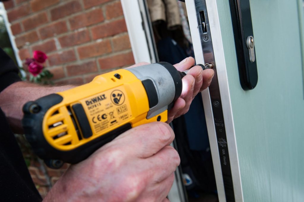 Установка гаражных замков с выездом в Великих Луках